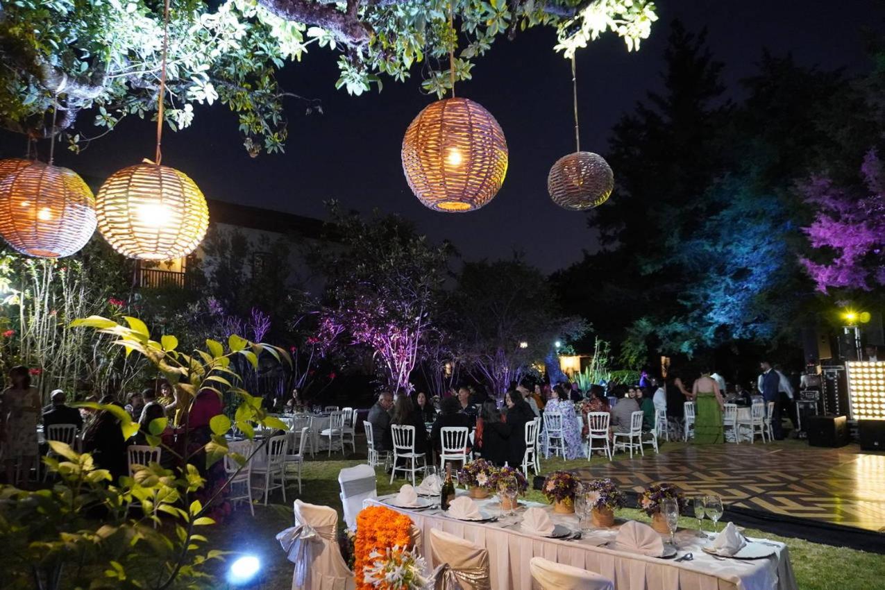 Best Western Plus Posada De Don Vasco Pátzcuaro Zewnętrze zdjęcie A wedding reception at the garden of the hotel