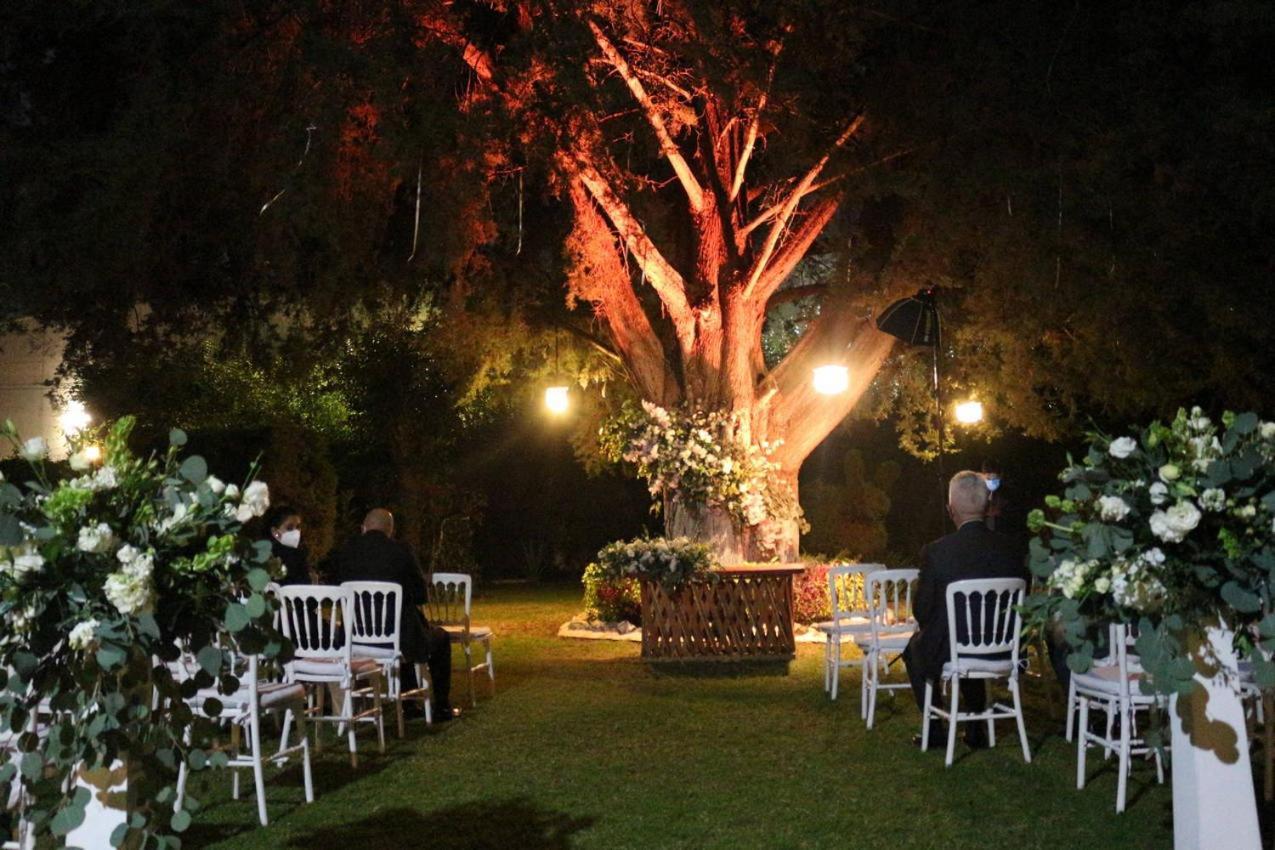 Best Western Plus Posada De Don Vasco Pátzcuaro Zewnętrze zdjęcie The gardens at night