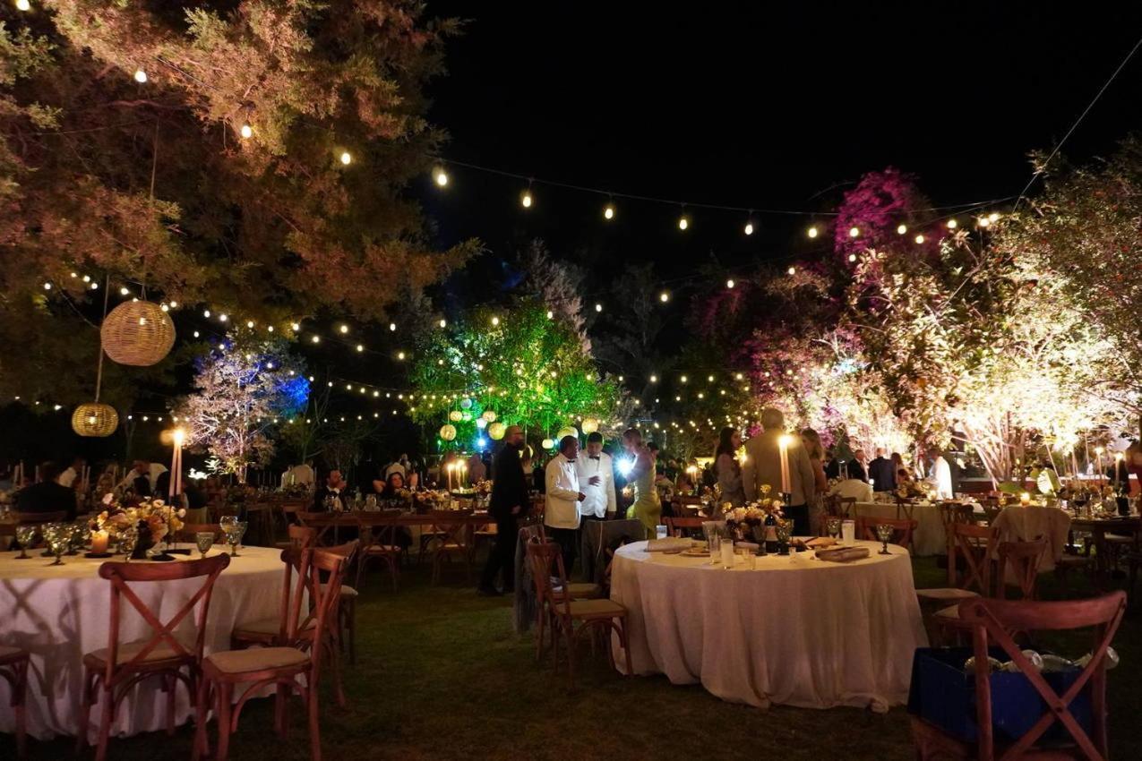 Best Western Plus Posada De Don Vasco Pátzcuaro Zewnętrze zdjęcie A wedding reception at the garden of the hotel