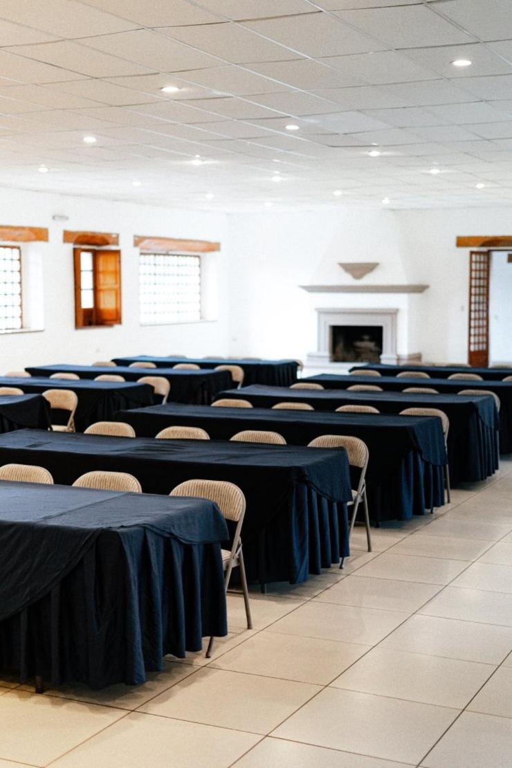 Best Western Plus Posada De Don Vasco Pátzcuaro Zewnętrze zdjęcie The interior of the conference centre
